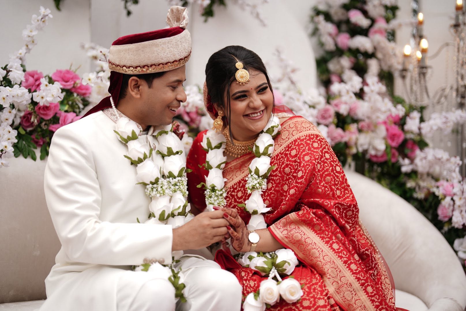 লাল বেনারসিতে দীপ্তি, নজর কাড়ল কনের সাজ