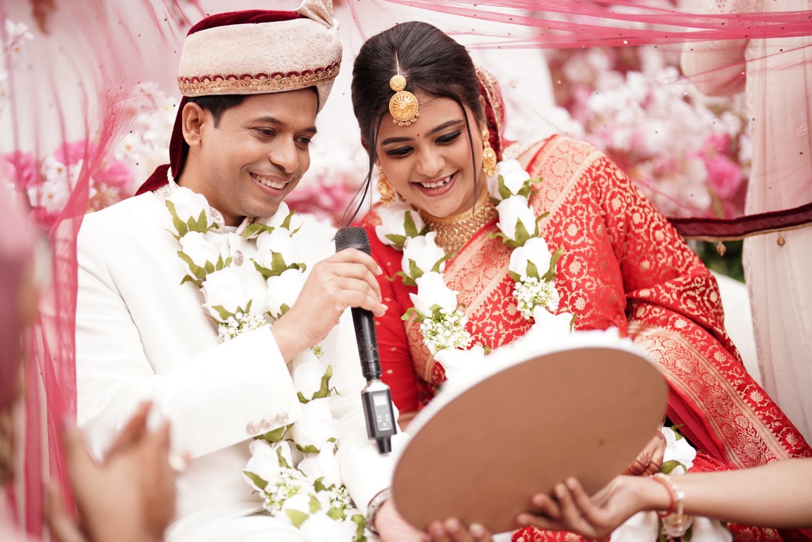 লাল বেনারসিতে দীপ্তি, নজর কাড়ল কনের সাজ