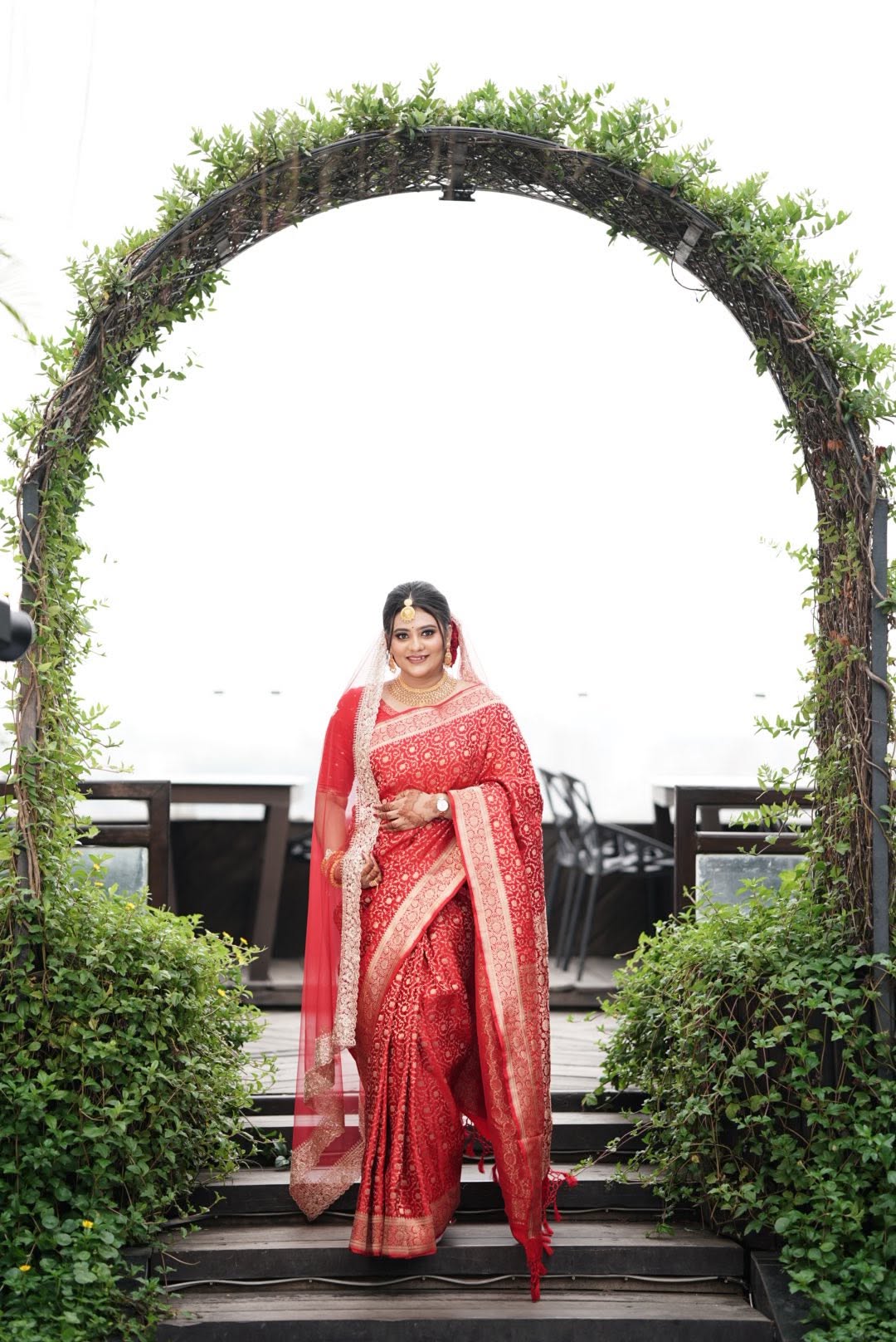 লাল বেনারসিতে দীপ্তি, নজর কাড়ল কনের সাজ