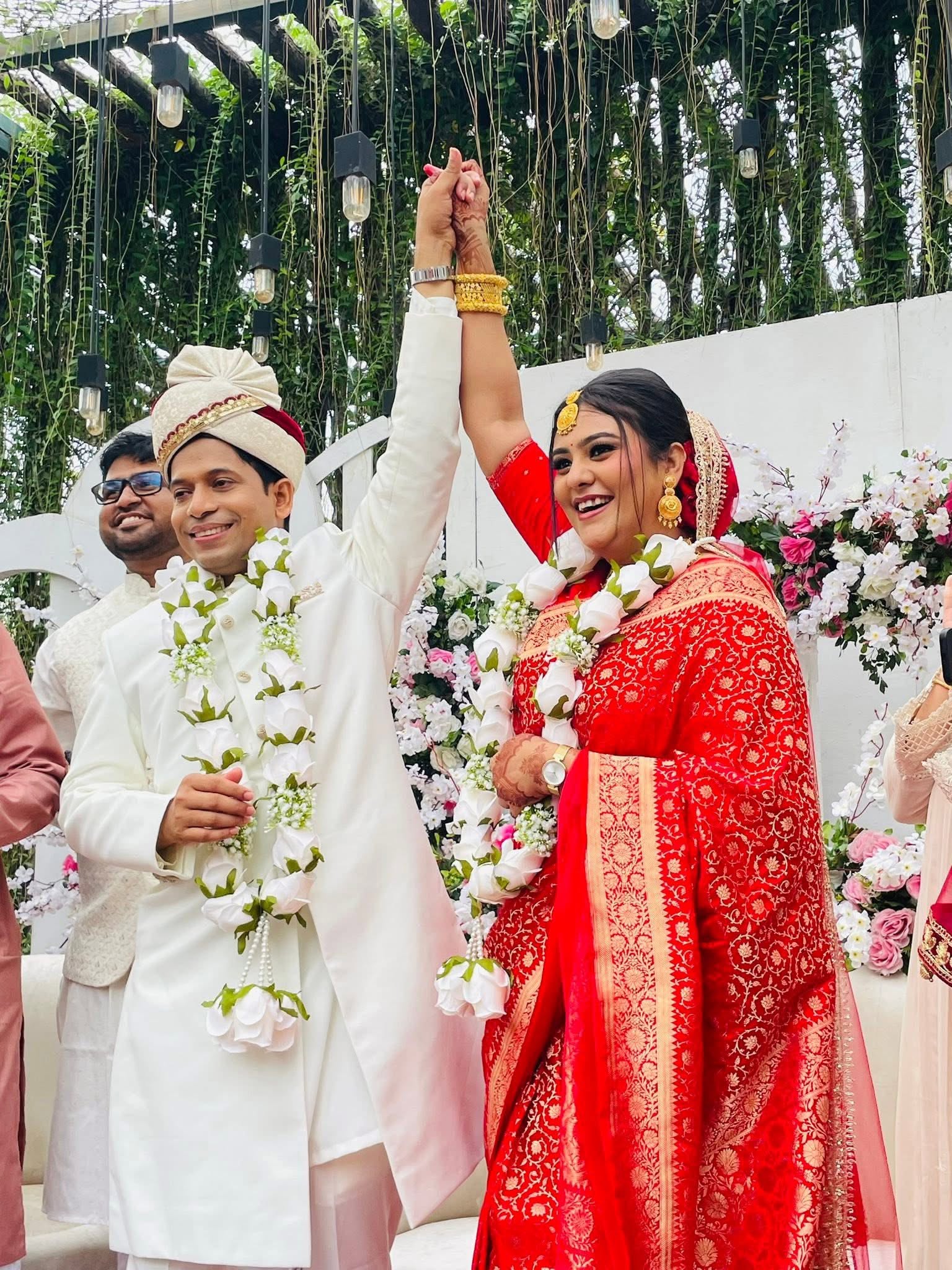 লাল বেনারসিতে দীপ্তি, নজর কাড়ল কনের সাজ