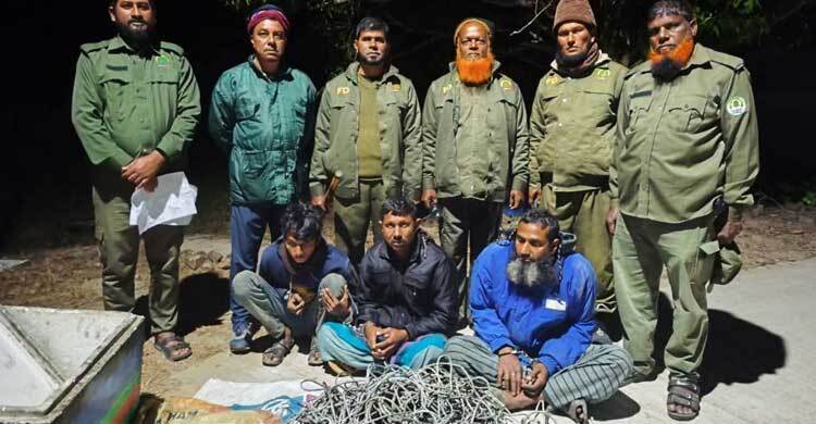 সুন্দরবনে তিন হরিণ শিকারি গ্রেফতার