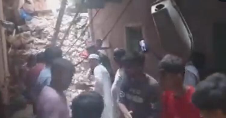 দিল্লিতে ৪তলা ভবন ধস, অনেক মানুষ আটকে পড়ার আশঙ্কা