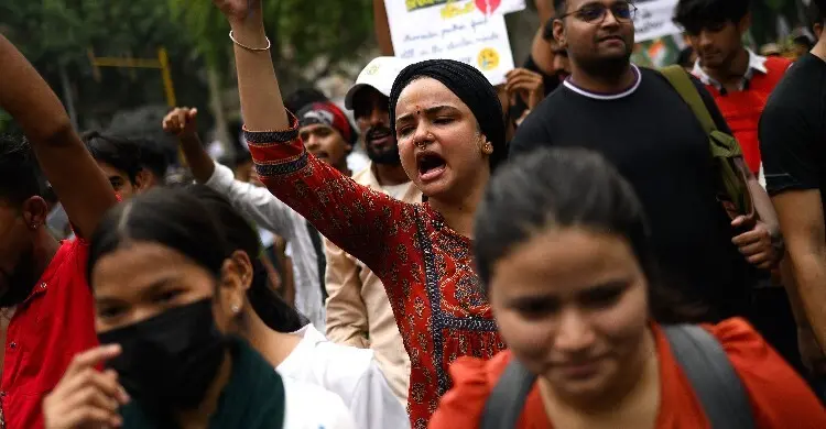 নারী বিক্ষোভকারীদের শ্লীলতাহানি ও স্পর্শকাতর স্থানে আঘাত করার অভিযোগ