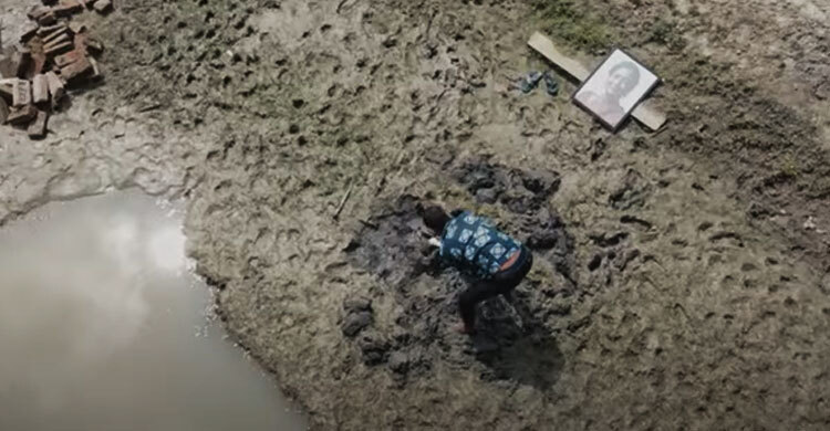 মাটিচাপা দেওয়া ছবিটি কার