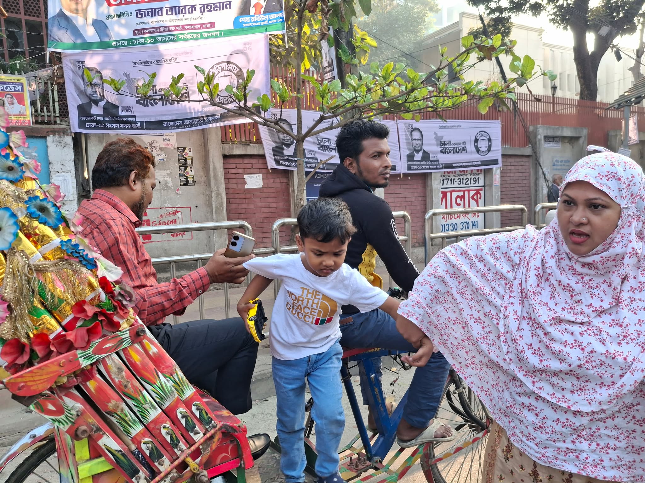 ভোটের দিনে রিকশার চাহিদা তুঙ্গে, বেড়েছে ভাড়া