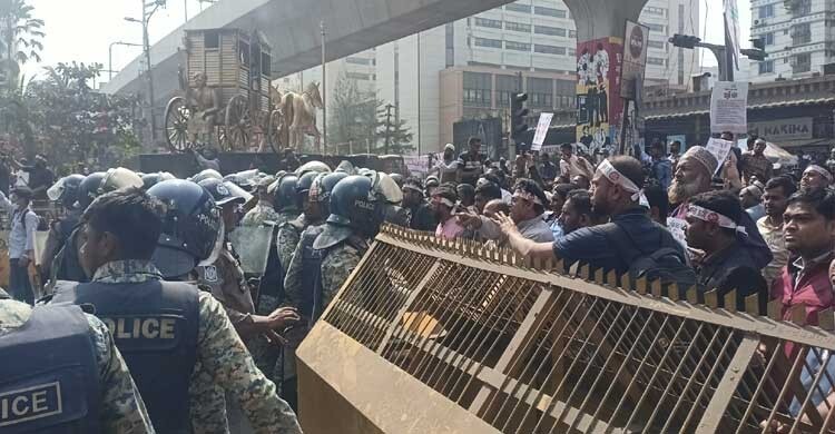 যমুনা অভিমুখে আন্দোলনকারীদের ওপর জলকামান, সাউন্ড গ্রেনেড নিক্ষেপ