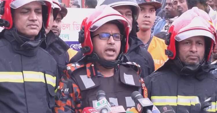 আগুন লাগা ভবন যে কোনো সময় ভেঙে পড়তে পারে