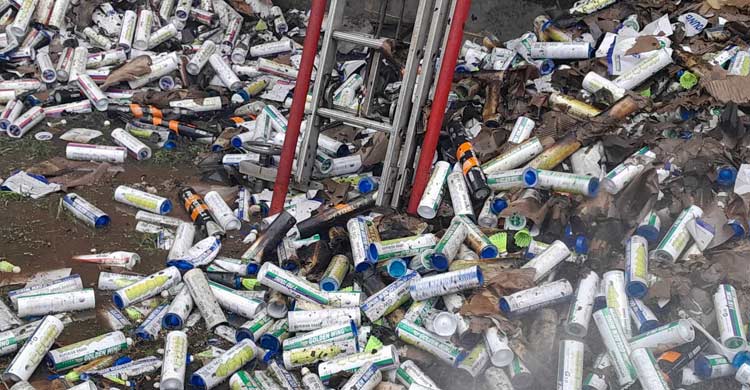 সোয়া ৮ ঘণ্টা পর নিয়ন্ত্রণে ডেমরার আগুন