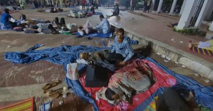 বাড়িভাড়ার দাবিতে ঘরছাড়া শিক্ষকরা, রাত কাটছে খোলা আকাশের নিচে