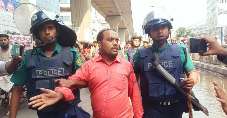 প্রেস ক্লাবের সামনে থেকে আটক ৬ শিক্ষকের মুক্তি দাবি