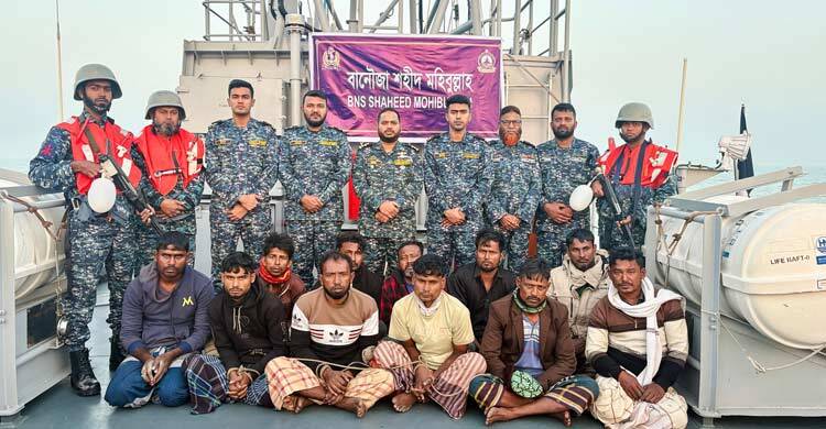 মিয়ানমারে ডিজেল-সিমেন্ট পাচারকালে বঙ্গোপসাগরে নৌকাসহ আটক ১১