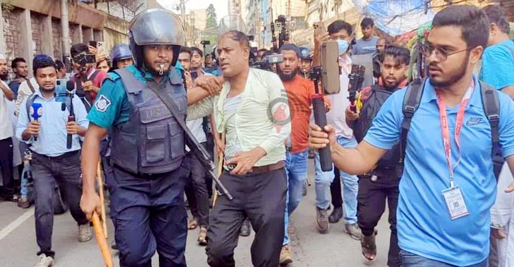 প্রেস ক্লাবের সামনে থেকে আটক ৬ শিক্ষকের মুক্তি দাবি