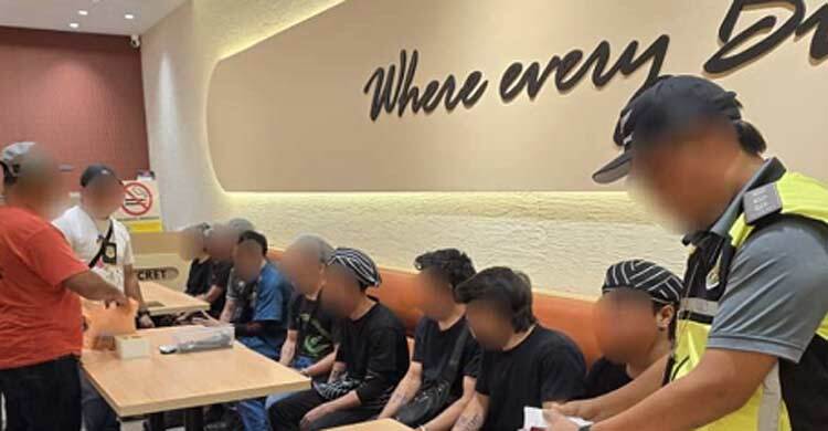 মালয়েশিয়ায় তিন বাংলাদেশিসহ ৫৫ অভিবাসী আটক