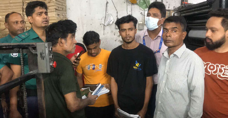 পুরান ঢাকা থেকে এনসিটিবির নকল বই ছাপানো চক্রের ৫ জন আটক