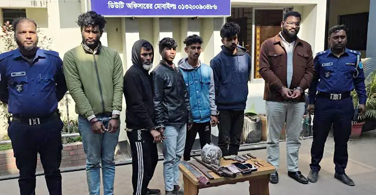 নারায়ণগঞ্জে বিদেশি পিস্তল-রাইফেলসহ আটক ৬
