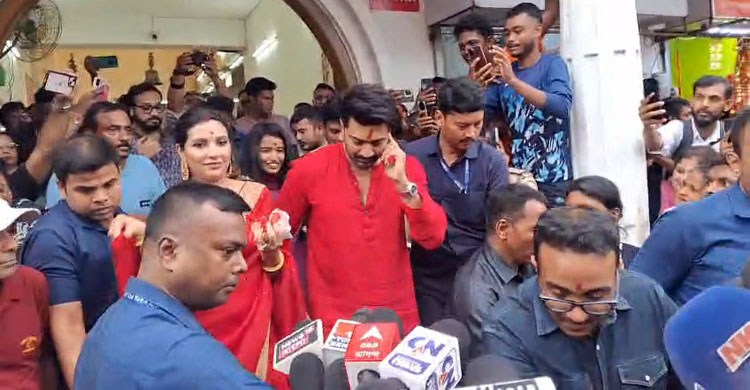 ‘ধূমকেতু’র সাফল্য চেয়ে পূজা দিলেন দেব-শুভশ্রী