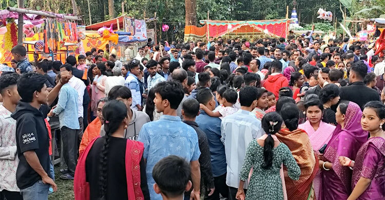 ভোলায় ২০০ বছরের পুরোনো মেলায় দর্শনার্থীদের ভিড়