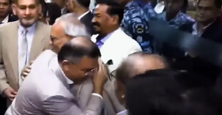 রুহুল কবির রিজভীকে দীর্ঘ সময় জড়িয়ে ধরে রাখলেন তারেক রহমান