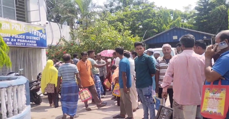 পশ্চিমবঙ্গে রান্নার গ্যাস না পেয়ে থানার সামনে বিক্ষোভ