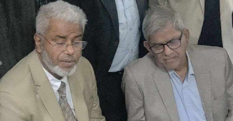 চিকিৎসাধীন মাহমুদুর রহমান মান্নাকে দেখতে হাসপাতালে মির্জা ফখরুল ইসলাম আলমগীর