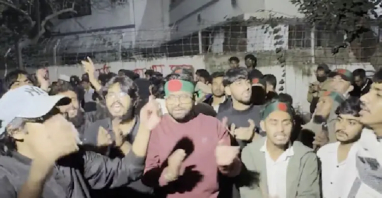 হাদি হাদি স্লোগানে উত্তাল ধানমন্ডি ৩২