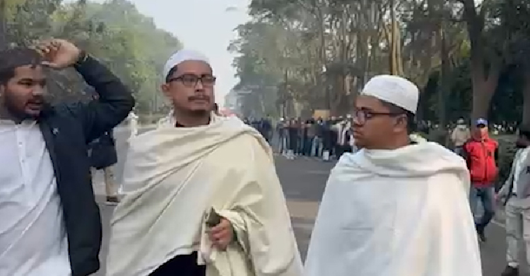 খালেদা জিয়ার জানাজায় অংশ নিলেন ডাকসু ভিপি সাদিক কায়েম ও জিএস এস এম ফরহাদ