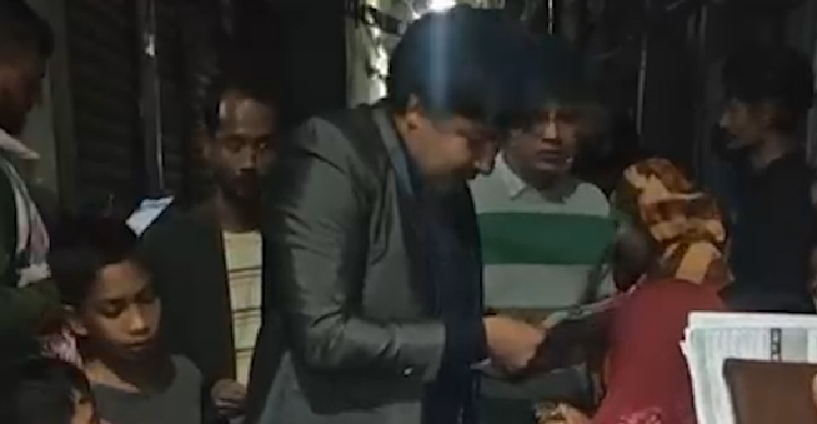 রাতের অন্ধকারে ভোট চাচ্ছেন আমজনতার তারেক