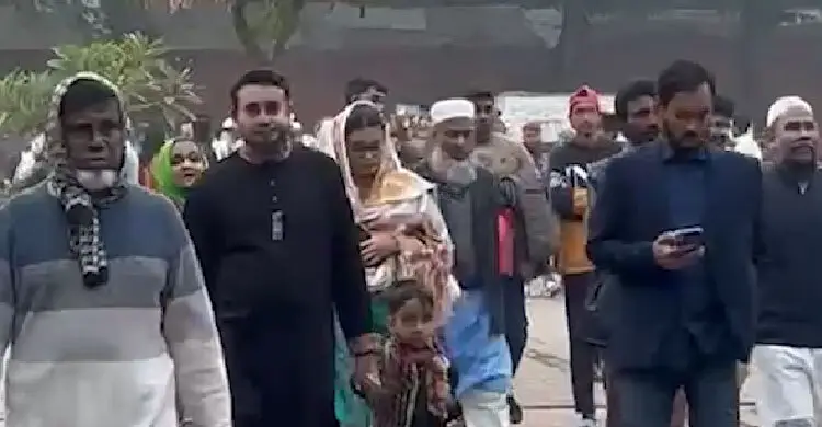 শুক্রবারেও হাদির কবর দেখতে মানুষের ঢল