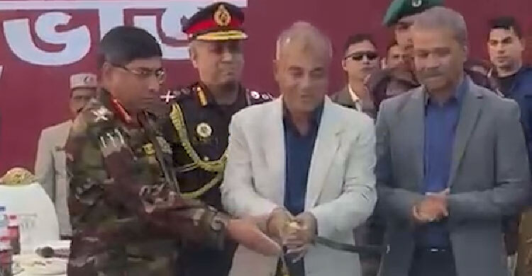 বিজিবি দিবসে কেক কাটলেন স্বরাষ্ট্র উপদেষ্টা