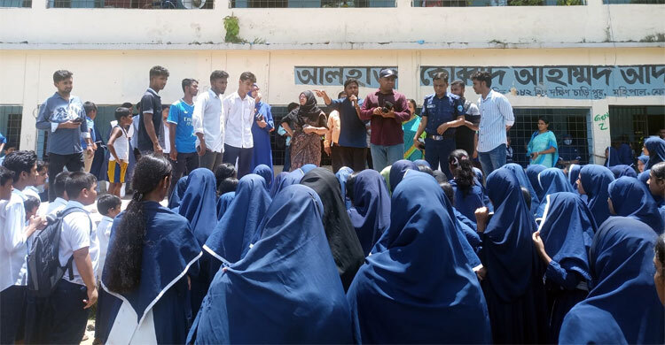 প্রধান শিক্ষকের অপসারণ দাবিতে ঢাকা-চট্টগ্রাম মহাসড়ক অবরোধ