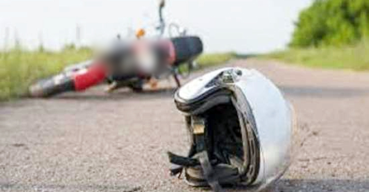 স্বামীর মোটরসাইকেল থেকে পড়ে মারা গেলেন স্ত্রী, বেঁচে গেলো সন্তান