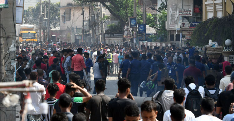 বকেয়া বেতনের দাবিতে সড়ক অবরোধ, শ্রমিক-পুলিশ সংঘর্ষ