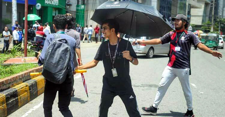 পুলিশ না থাকায় ট্রাফিকের দায়িত্বে শিক্ষার্থীরা