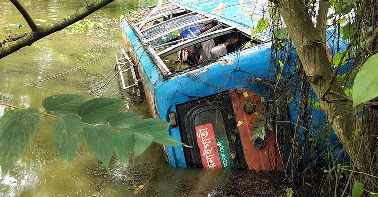 নিয়ন্ত্রণ হারিয়ে বাস পুকুরে, শিশু নিহতসহ আহত ১৫