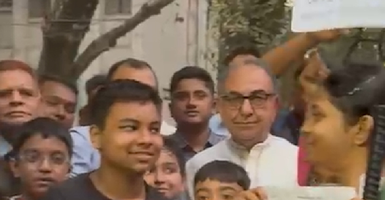 নির্বাচনী গণসংযোগে বাচ্চাদের আবদারে ছবি তুললেন মির্জা আব্বাস