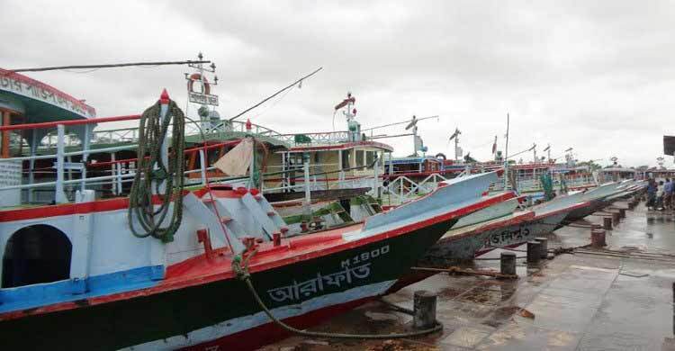বৈরী আবহাওয়ায় দৌলতদিয়া-পাটুরিয়ায় লঞ্চ চলাচল বন্ধ