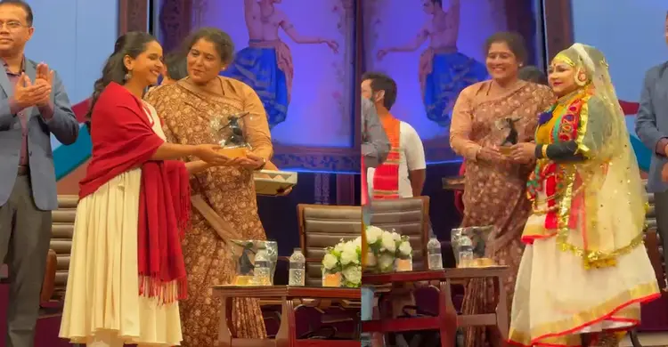নৃত্য পরিচালকদের অ্যাওয়ার্ড তুলে দিলেন সংস্কৃতি সচিব