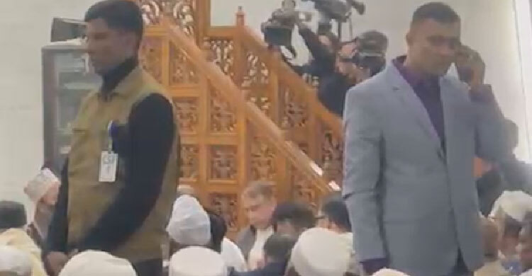 গুলশান আজাদ মসজিদে খালেদা জিয়ার জন্য চলছে দোয়া-মোনাজাত