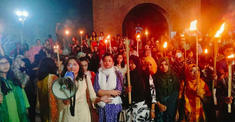 ধর্ষকদের বিচার দাবিতে মশাল মিছিল, ঢাকা-আরিচা মহাসড়ক অবরোধ