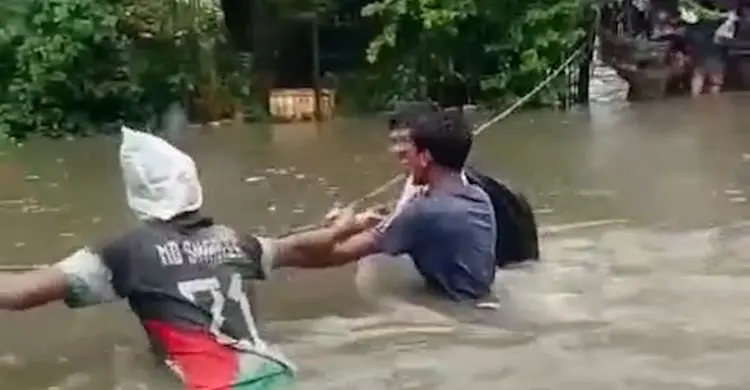 চট্টগ্রামে কোমর সমান পানিতে ডুবে গেল পথচারী ও শিক্ষার্থী