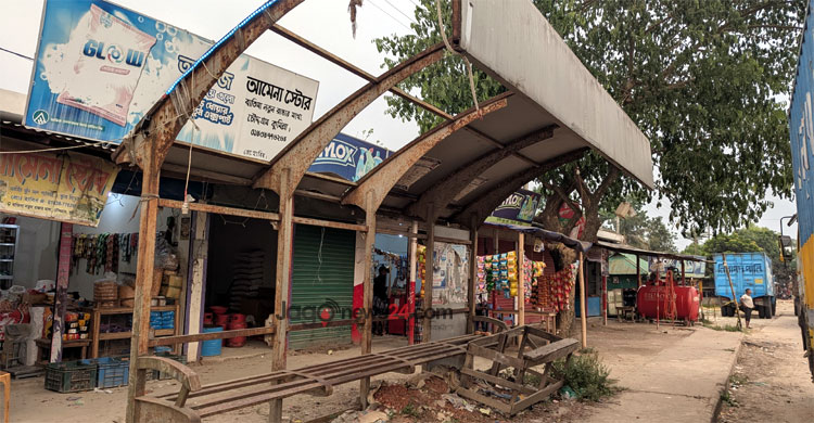 দখলে বেহাল ছাউনি, যাত্রীদের দুর্ভোগ
