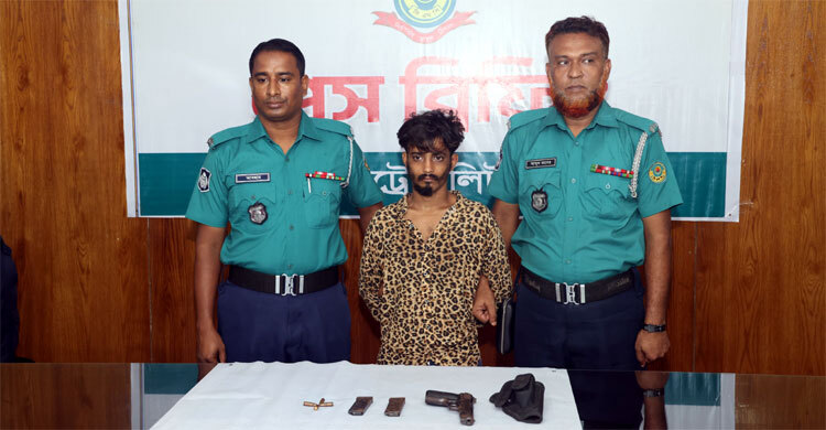 থানা থেকে লুট হওয়া অস্ত্রসহ ডাকাত গ্রেফতার