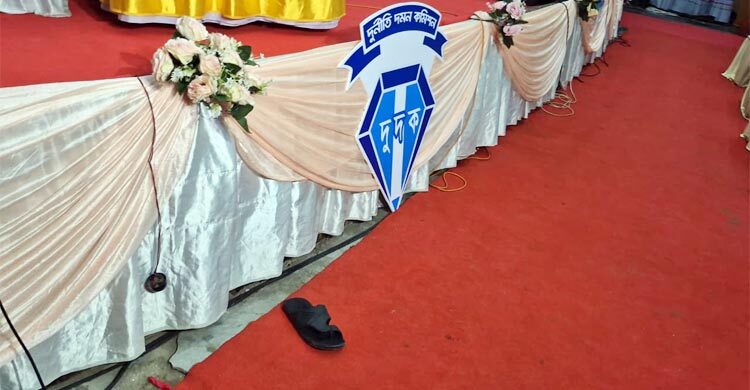 বগুড়ার গণশুনানিতে দুদক চেয়ারম্যানকে লক্ষ্য করে জুতা নিক্ষেপ