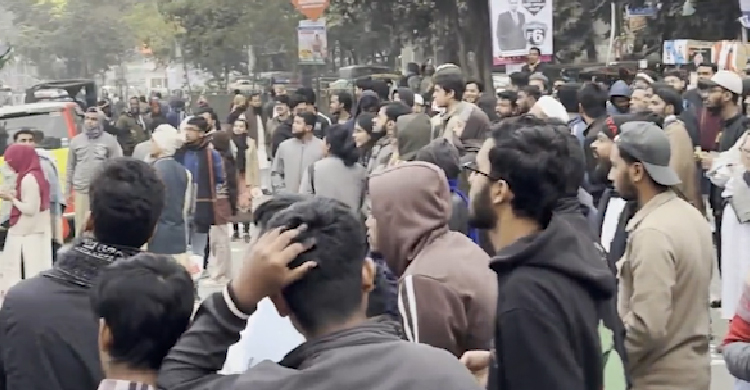 ভোট গণনা সরাসরি দেখতে জায়ান্ট স্ক্রিনের সামনে জবি শিক্ষার্থীদের অপেক্ষা 