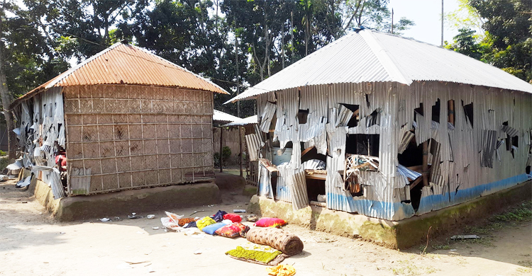 উভয়পক্ষের শতাধিক বাড়িঘর ভাঙচুর, লুটপাটের অভিযোগ