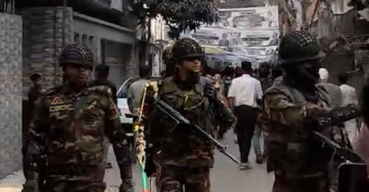 ভোটকেন্দ্রে ভোটার ব্যতীত অন্যদের সরিয়ে দিচ্ছে সেনাবাহিনী