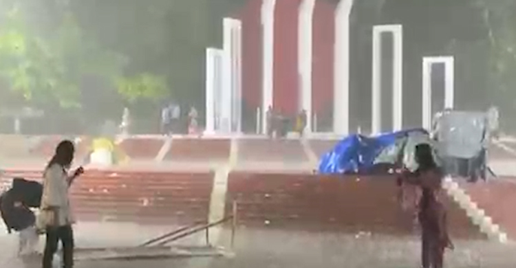 রাজধানীতে হঠাৎ বৃষ্টি ও ঝড়ের তাণ্ডব