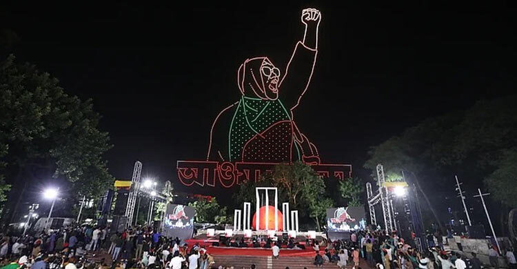 জুলাই অভ্যুত্থানের বর্ষপূর্তিতে নারীদের স্মরণে শহীদ মিনারে ড্রোন