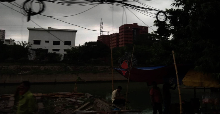 ঢাকায় বিকেলেই রাতের আঁধার