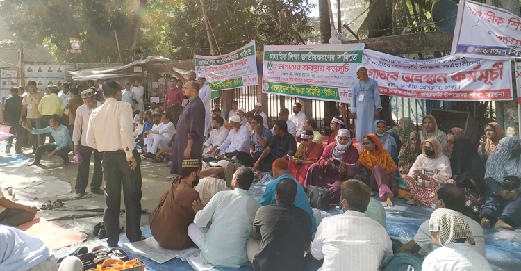 টানা ৮ দিন অবস্থান কর্মসূচিতে বেসরকারি শিক্ষকরা